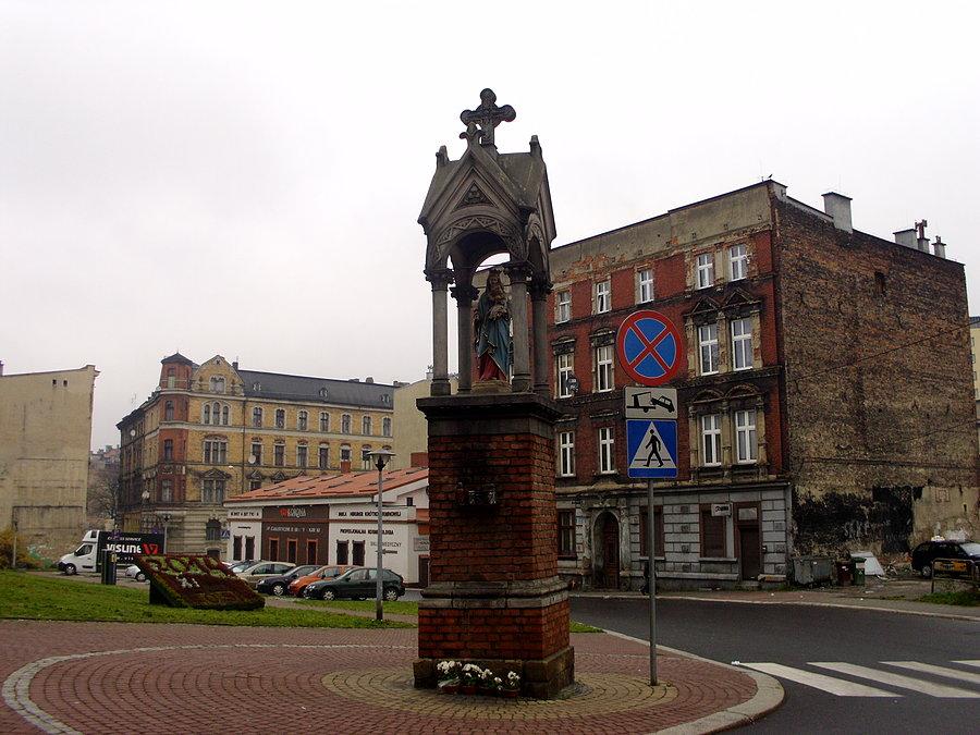 Kapliczka maryjna przy skrzyżowaniu ulic Krakowskiej i Wojciecha Korfantego w Bytomiu
