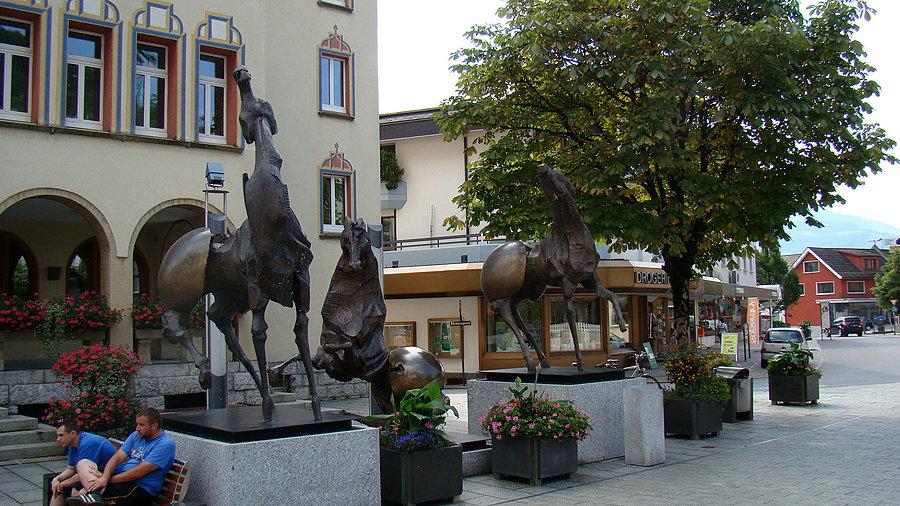 Dziwne posągi i kibice Ruchu