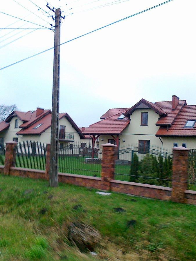 Ładne domy na sprzedaż, szkoda że "daleko od szosy"