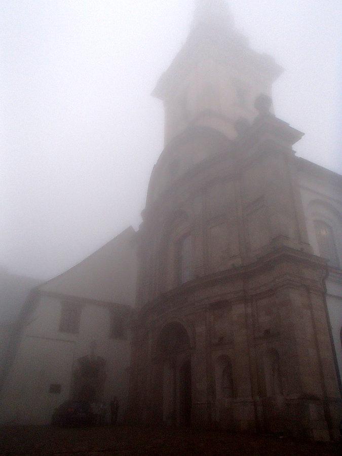 Święty Krzyż we mgle