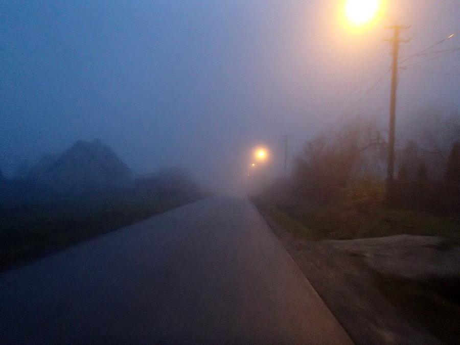 Pełno mgły nocą