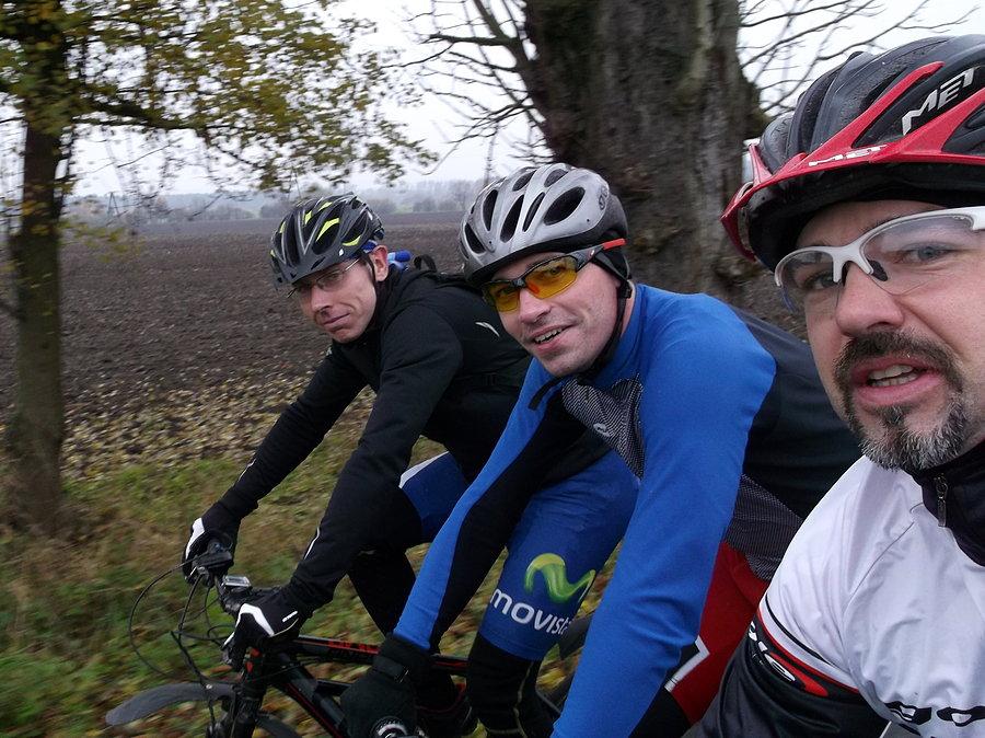 Skład ekipy - zbych741, daVe i JPbike. Można pogadać o tym i tamtym :)