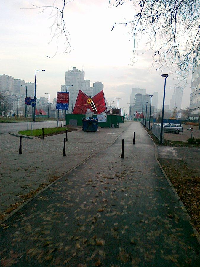 Ddr na Kasprzaka. Po lewej stacja nowej linii metra przy rondzie Daszyńskiego