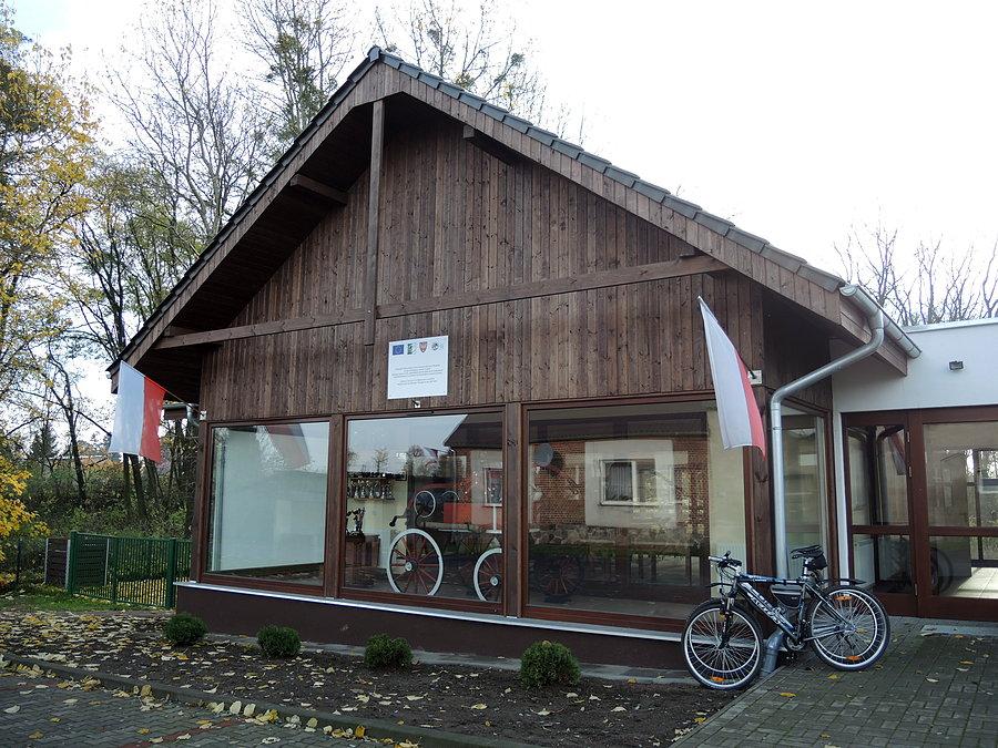 Przed remizą strażacką w Kruszewie