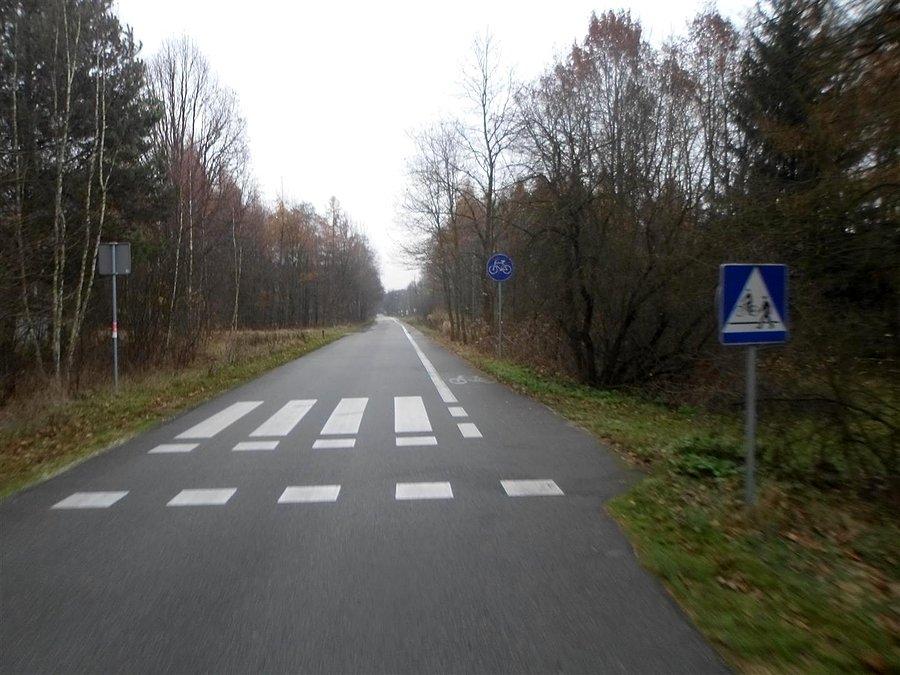 Migrujący pas rowerowy, tu po prawej. I tak kilkanaście razy