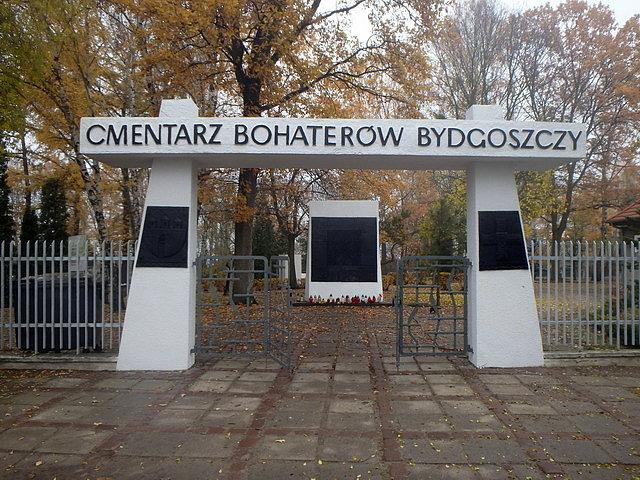 Szlak prowadzi wzdłuż cmentarza Bohaterów Bydgoszczy