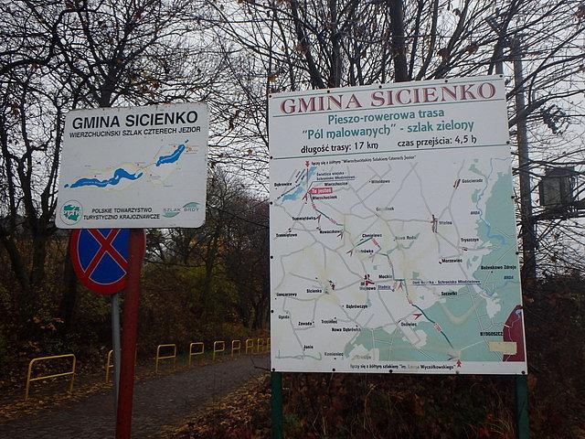 Tablica z mapą określająca położenie piechura oraz przebieg szlaku, znajduje się już na jego początku