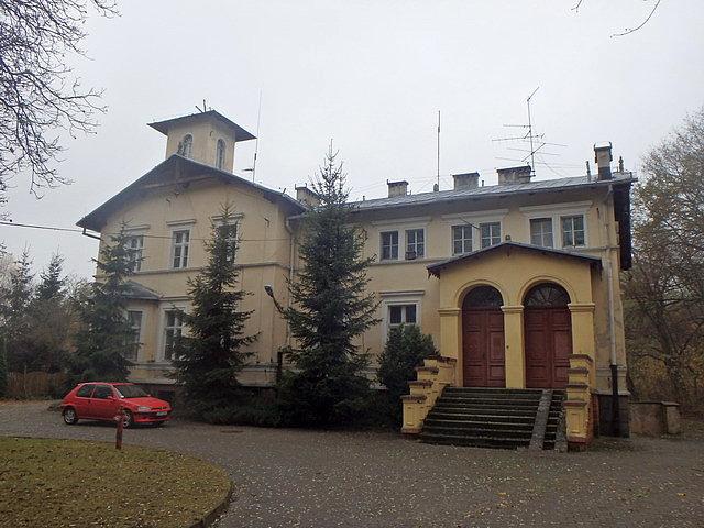 Eklektyczny dwór w Mochlu