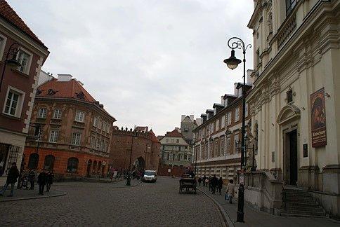 Ul. Długa, obok kościoła Paulinów
