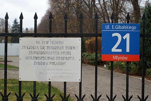 Za tą bramą znajdują się mogiły zamordowanych przez Hitlerowskiego okupanta Żydów i Polaków