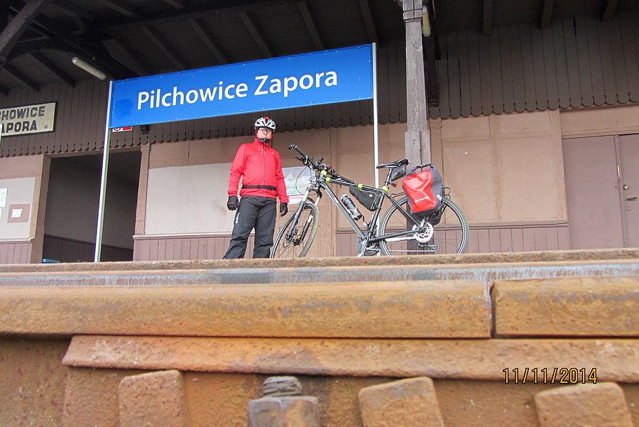 Dworzec kolejowy przed zaporą