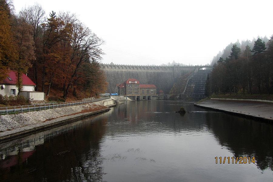 Widok z mostku na zaporę