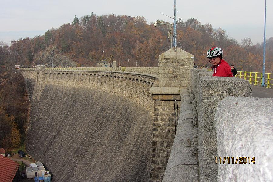 Widok na koronę zapory