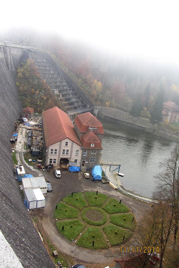 Widok na elektrownie z korony zapory