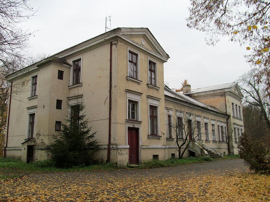 Dwór w Psarach wybudowany przez hrabiego Łubińskiego w 1892 roku