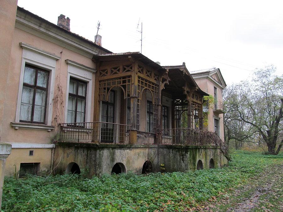 Tył Pałacu z ciekawą drewnianą werandą