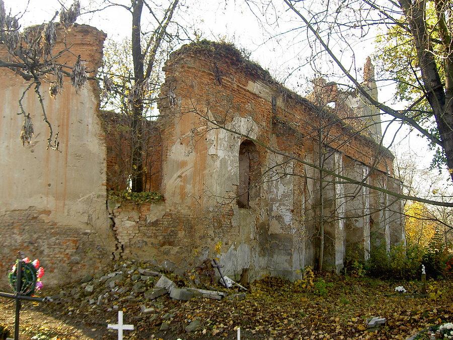 Zniszczony kościół w Wojnowicach, który od początku istnienia nie miał szcęścia