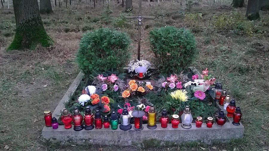 Grób żołnierza w lesie