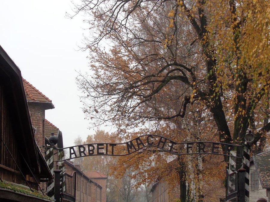 Wejście do obozu w Oświęcimiu (Auschwitz)