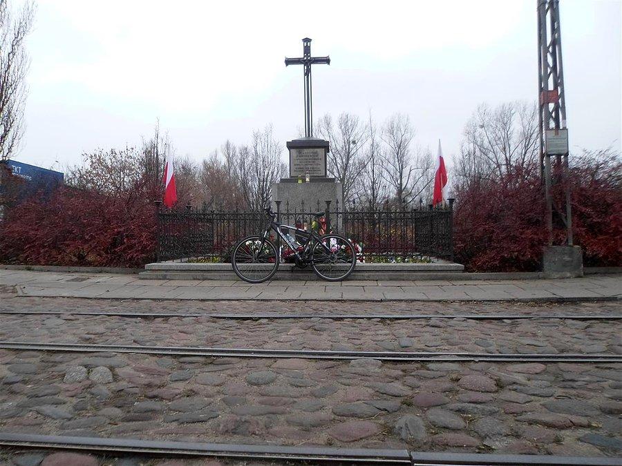 Stary bruk, stare tory, stary pomnik z 1925 roku na ul. Wysockiego