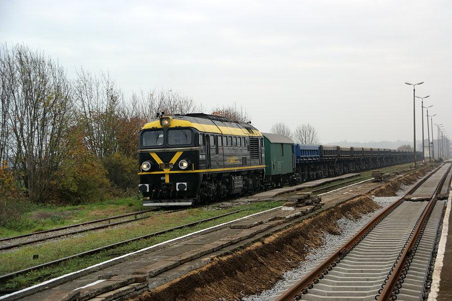 M62-1286 czeka w Twardawie na pociąg osobowy