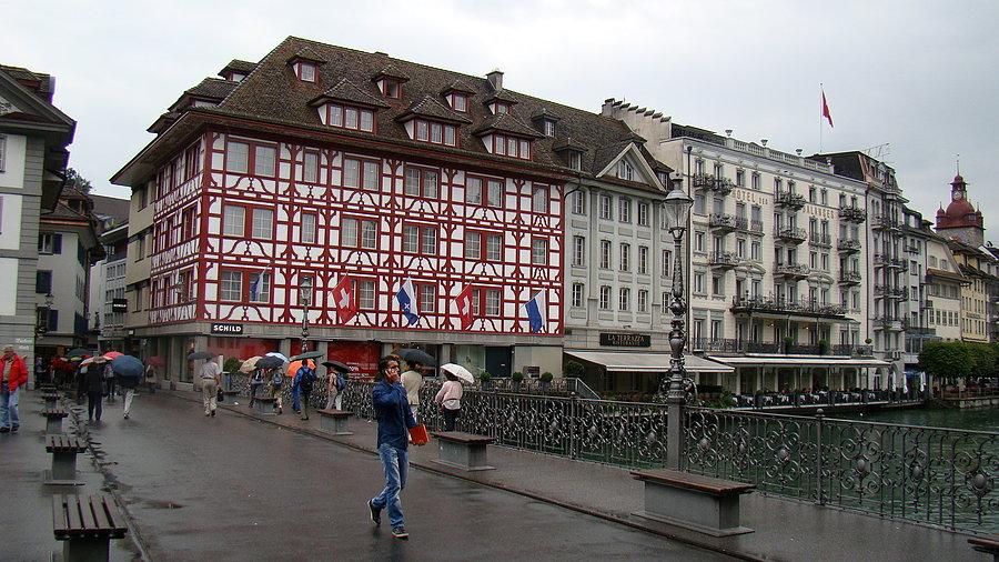Budynek w barwach narodowych