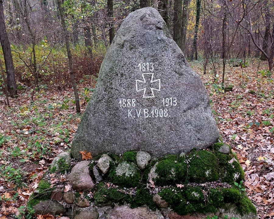 Pamiątkowy głaz z wyrytymi na nim wizerunkiem żelaznego krzyża i datami