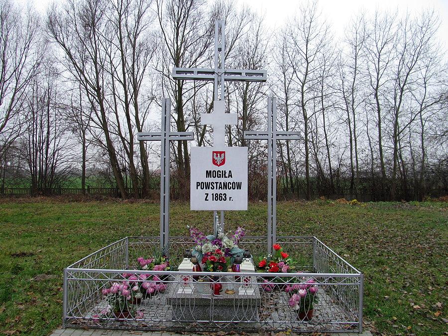 Kampinos - mogiła powstańców ekshumowanych z pod sosny powstańców
