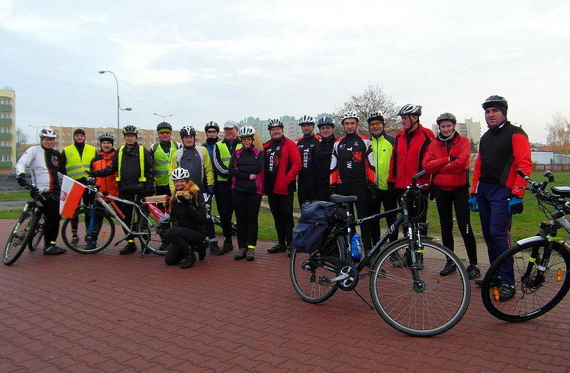 Fotka zbiorowa wszystkich uczestników I Tczewskiego Rowerowego Hubertusa