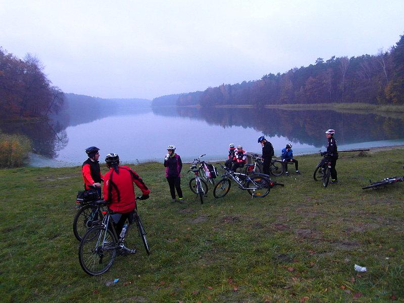 Rowerzyści nad jeziorem Zduńskim