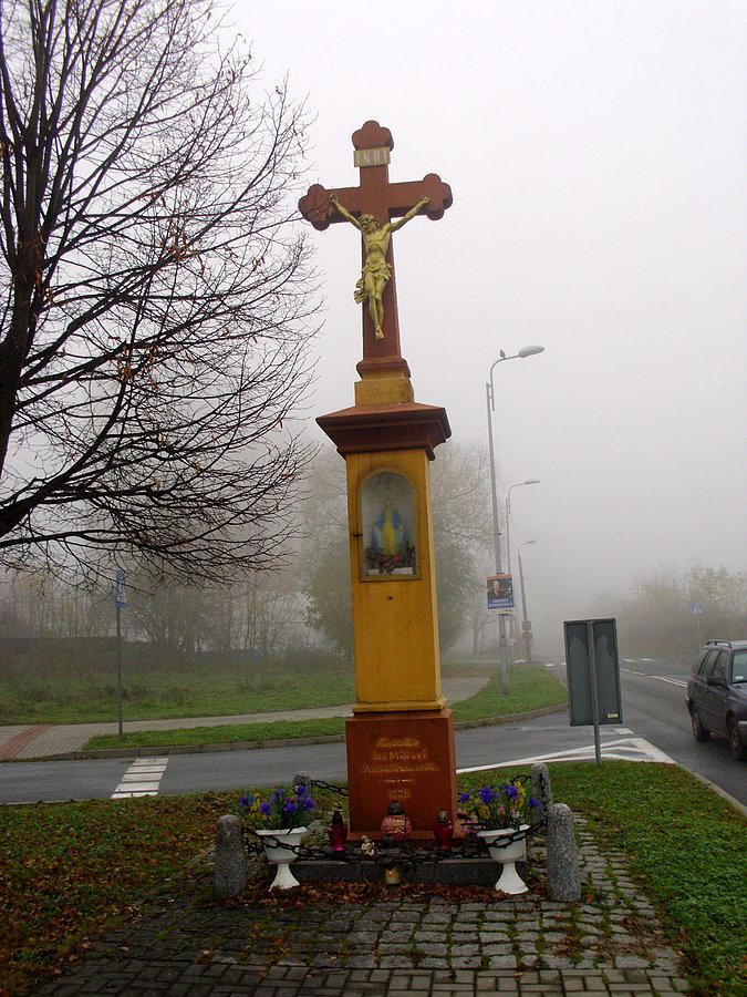 Krzyż przy rondzie u zbiegu ulic Le Ronda, Wiertniczej, Siemianowickiej, Budowlanej i Leopolda w Katowicach