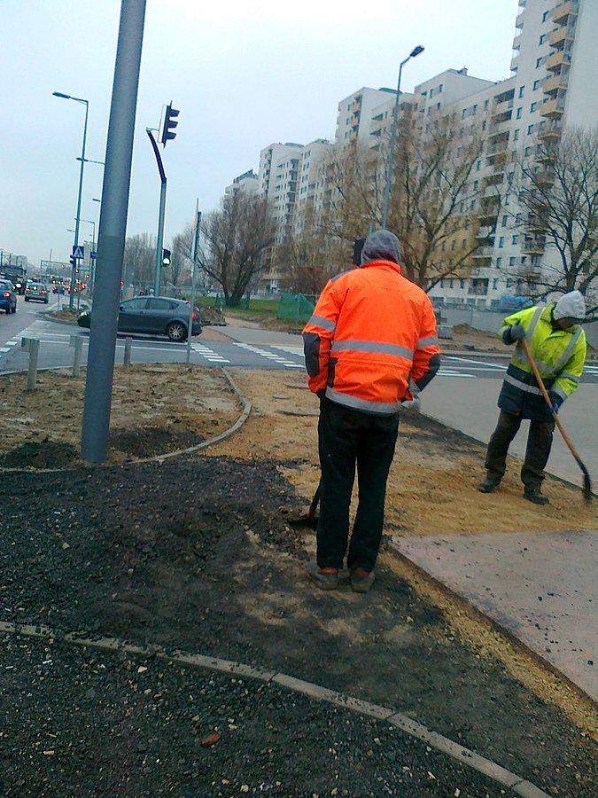 Panowie gładzą teren pod ddr i chodnik