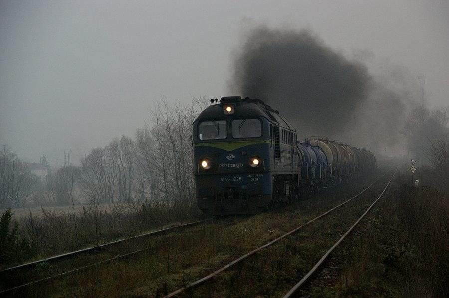 ST44-1225 z cysternami relacji Puławy Azoty - Ziębice nabiera predkości przed wzniesieniem