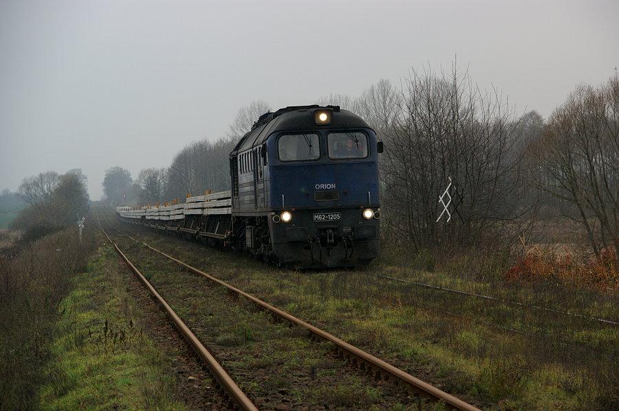 M62-1205 Orionu prowadzi 18 wagonów załadowanych betonowymi podkładami relacji Rogoźnica - Widzów Teklinów