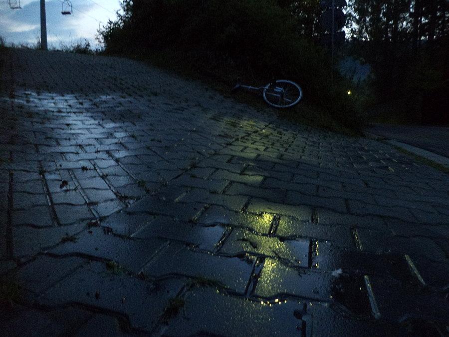 Taki tam podjazd w osiedlu Czajki (lewą stroną spokojnie, środkiem niespokojnie a prawą stroną tylko w dół)