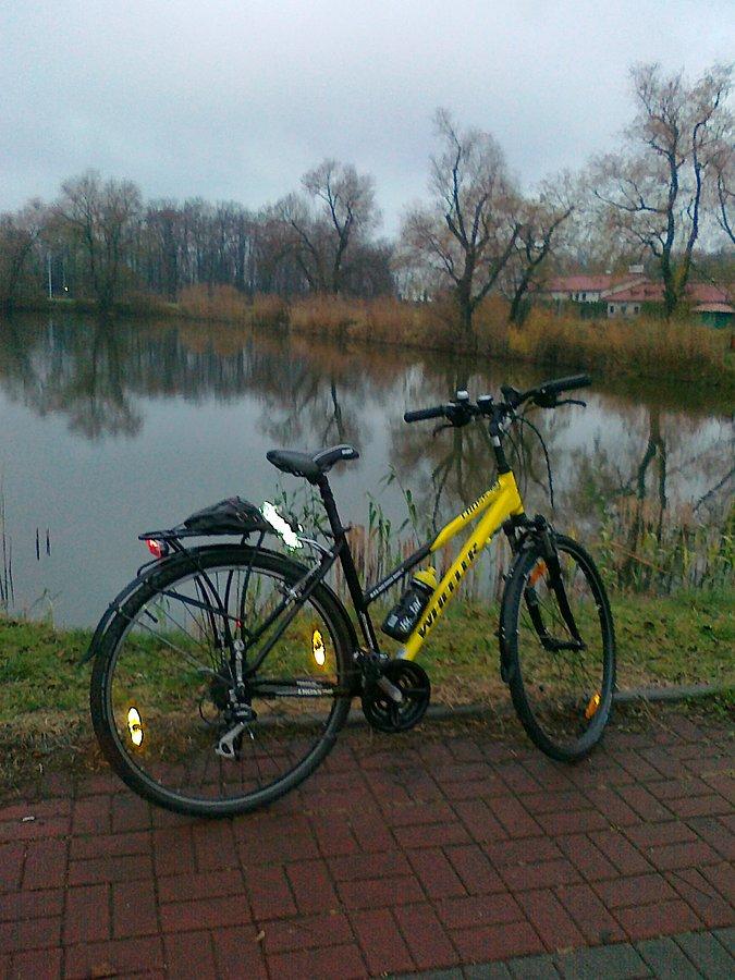 A to mój nowy stary rower nad stawem