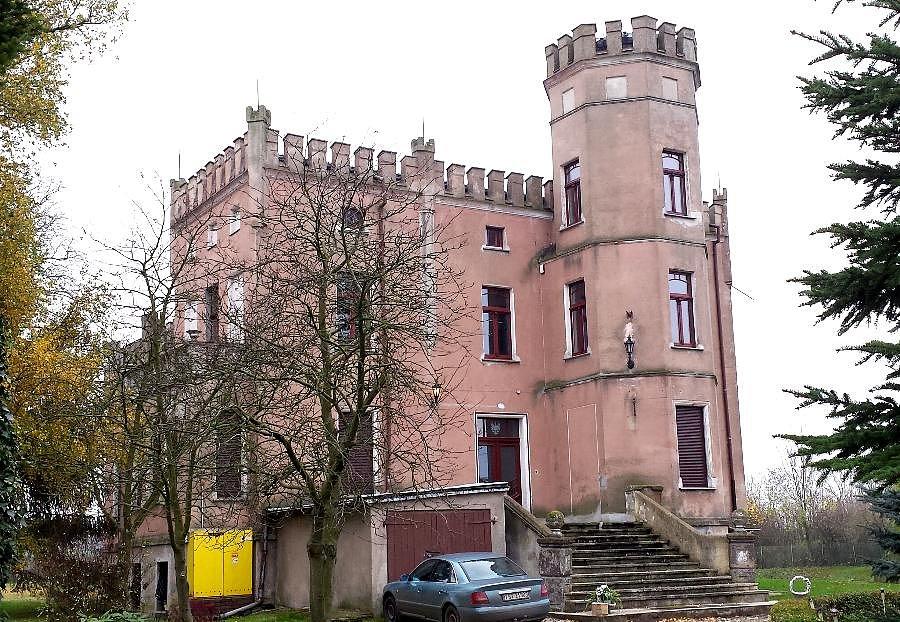 Dwór (neogotycki dom młynarza) we wsi Letnin