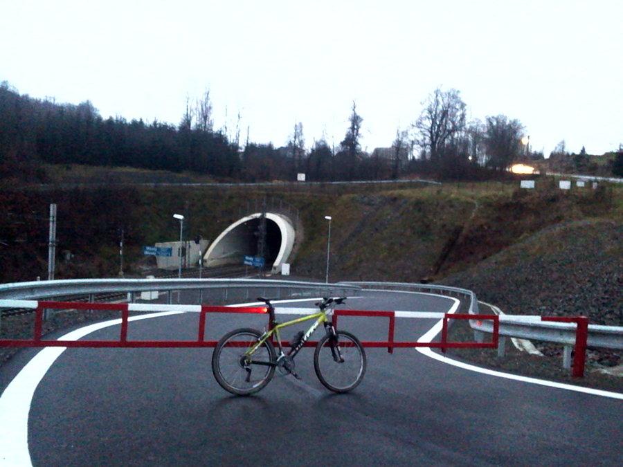 Półnopcny wlot do tunelu pod Przełęczą Jabłonkowską