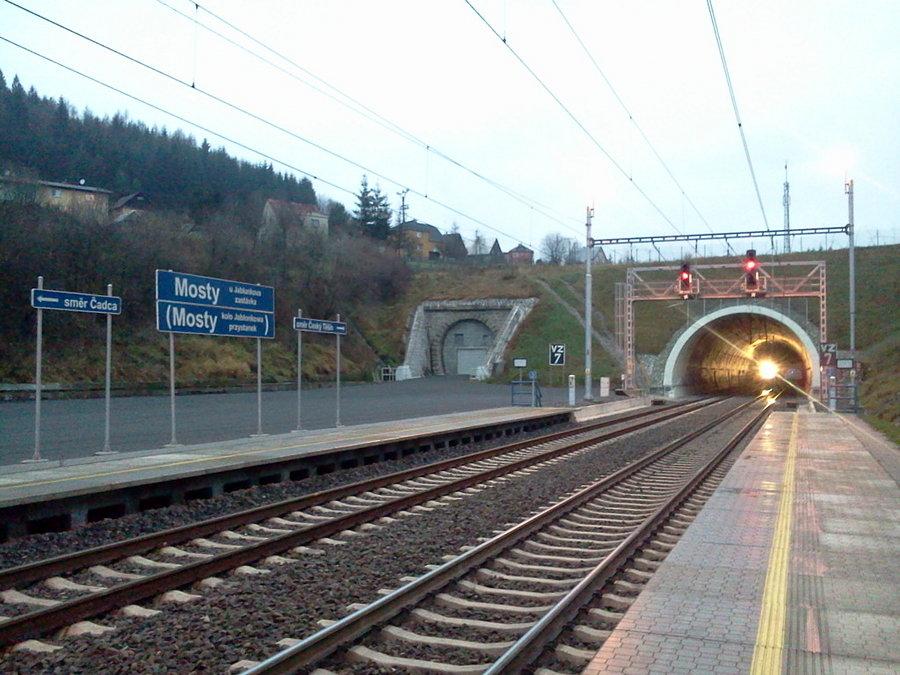 Południowy wlot do tunelu, obok zamurowany wylot starego tunelu