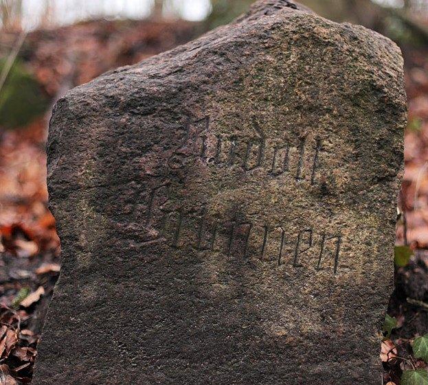 Kamieni z napisem „Rudolf Brunnen” (fontanna Rudolfa)