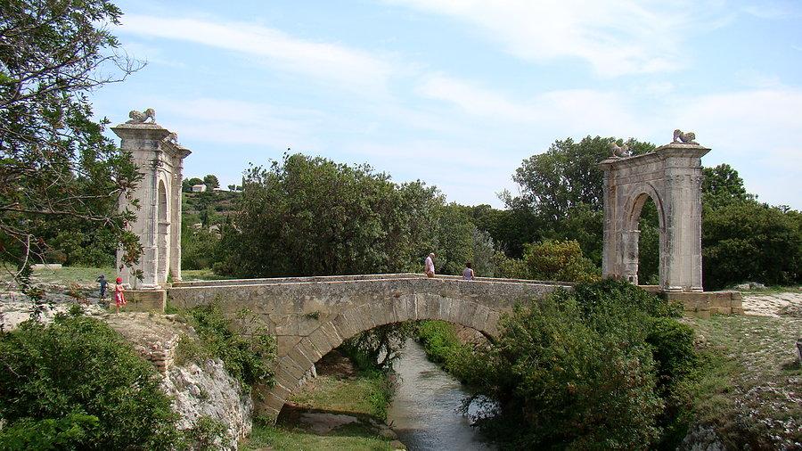 Ładny kamienny most