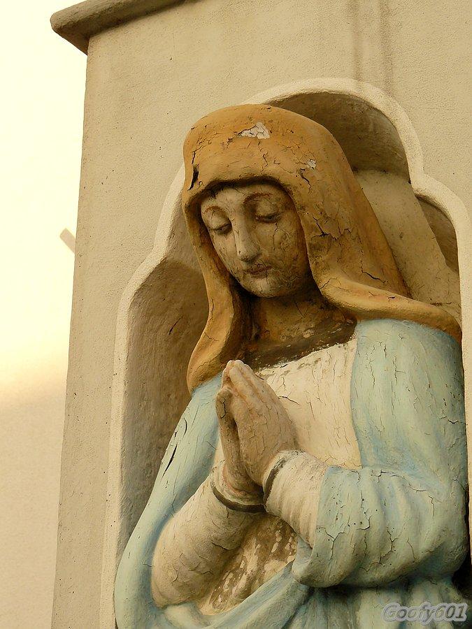 Figurka w pobliżu kościoła