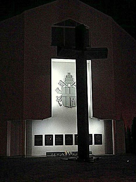 Piaseczyński krzyż papieski przy głównych osiach miasta