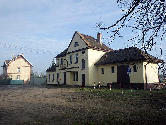 Zabudowania stacji kolejowej w Maksymilianowie