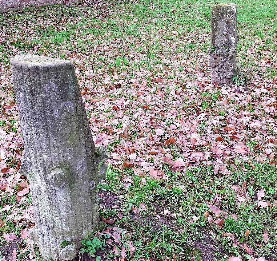 Fragmenty starej ławki na cmentarzu w Żelisławcu