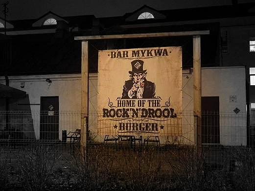 Home of the Rock'n'droll że niby dom bycia świetnym i śmiesznym zarazem?