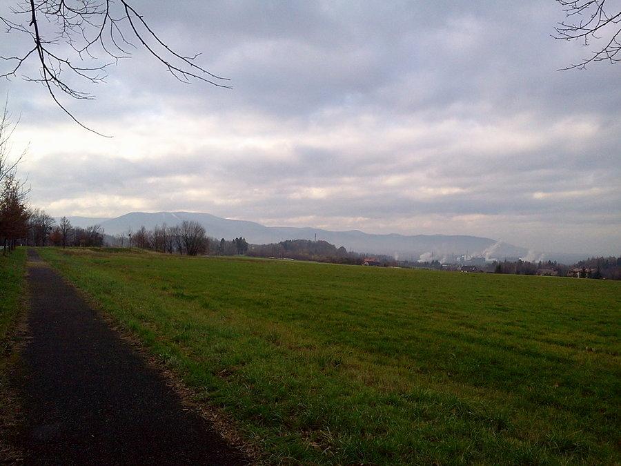 Widok na Beskidy i dymiącą hute w trzyńcu