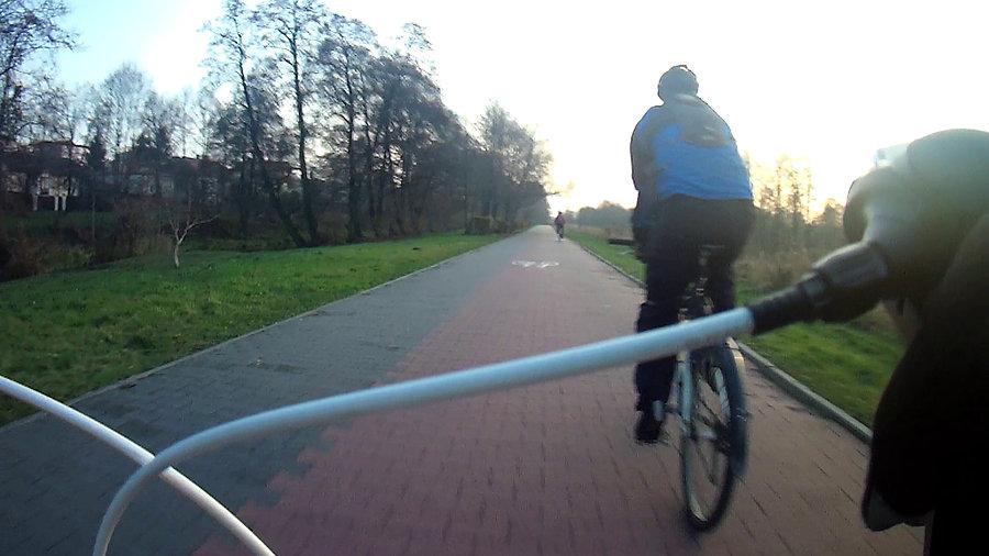 Rowerzyści na DDR wzdłuż Bystrzycy w Lublinie