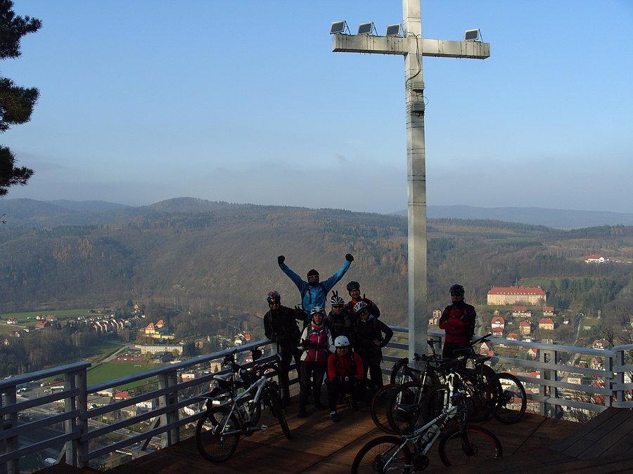 I grupowe zdjęcie na tarasie widokowym, odnowionym z pięknym widokiem na Bardo