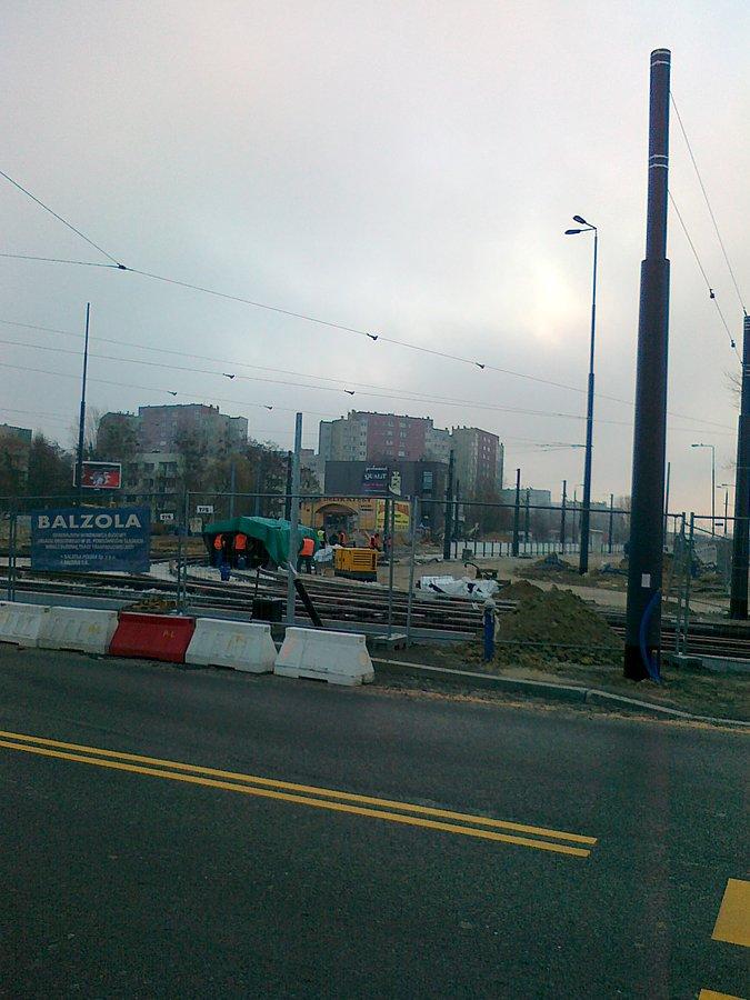 Tramwajarze, mimo sporego mrozu, remontują tory